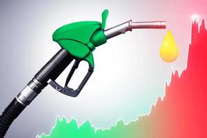 boquilla de combustible y gráfico ascendente que muestra el aumento del precio de la gasolina foto