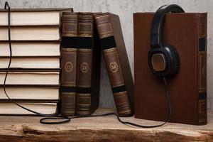 concepto de audiolibros con libros y auriculares foto