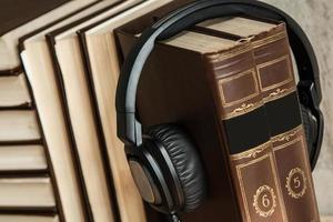 concepto de audiolibros con libros y auriculares foto