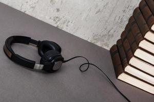 concepto de audiolibros con libros y auriculares foto