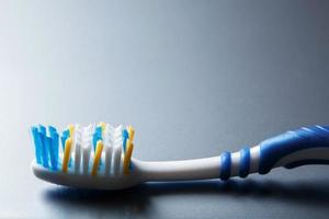 primer plano de cepillo de dientes azul foto