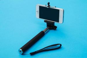 selfie stick y teléfono inteligente foto