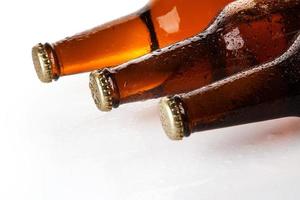botellas de cerveza fría y fresca foto