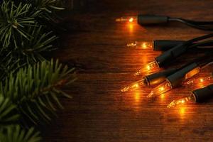 luces navideñas y ramas de abeto foto