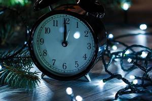 despertador y luces navideñas foto