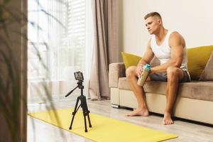 blogger de fitness transmitiendo o grabando videos para sus suscriptores foto