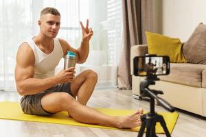 blogger de fitness transmitiendo o grabando videos para sus suscriptores foto