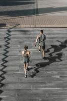 pareja deportiva durante la escalera de entrenamiento corriendo al aire libre foto