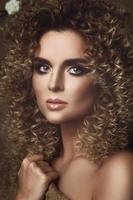 encantadora mujer joven con peinado afro y hermoso maquillaje foto