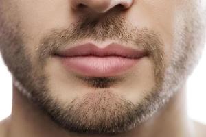 labios carnosos masculinos perfectos después de la inyección de relleno foto