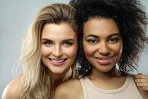 retrato de mujeres caucásicas y afroamericanas en estudio foto