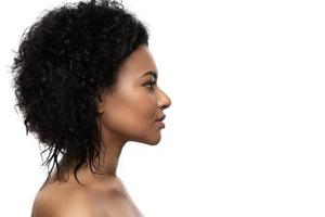 hermosa mujer negra con piel suave sobre fondo blanco foto