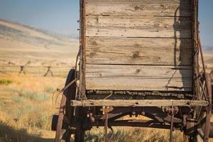 resumen del vagón de madera antiguo vintage en el prado. foto