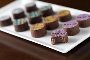 Dulces de chocolate fino artesanal en un plato para servir foto