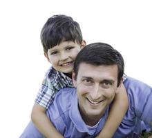 padre e hijo jugando piggyback aislado en blanco foto