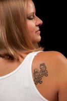 mujer mostrando arte del tatuaje foto
