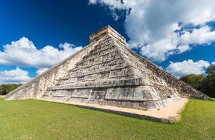 pirámide maya del castillo en el sitio arqueológico en chichén itzá, méxico foto