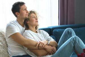 pareja joven y feliz relajándose en casa foto