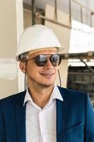 arquitecto o hombre de negocios con traje formal y sombrero duro en un sitio de construcción foto