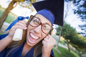 expresivo, mujer joven, tenencia, diploma, en, toga birrete foto