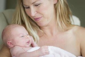 hermosa joven madre sosteniendo a su preciosa niña recién nacida foto