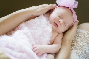 manos de madre sosteniendo a su bebé recién nacido foto