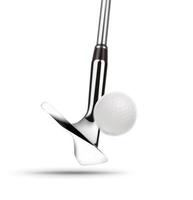 Chrome golf club cuña hierro golpeando una pelota de golf sobre fondo blanco. foto