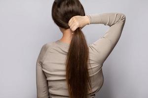 mujer joven mostrando su cabello natural saludable foto