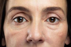 ojos cansados de mujer de mediana edad foto