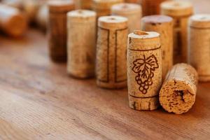 corchos de vino en la mesa de madera