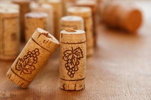 corchos de vino en la mesa de madera foto