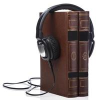 concepto de audiolibros con libro y auriculares foto