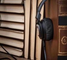 concepto de audiolibros con libro y auriculares foto