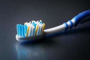 primer plano de cepillo de dientes colorido foto