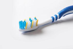 primer plano de cepillo de dientes colorido foto