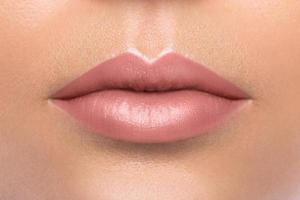 primer plano de hermosos labios femeninos rosados foto