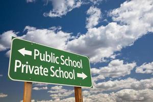 señal de carretera verde de escuela pública o privada sobre el cielo foto