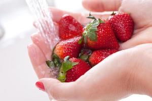 mujer lavando fresas foto