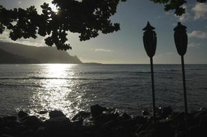 puesta de sol sobre la bahía de hanalei, kauai foto