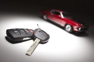llaves de coche y coche deportivo foto