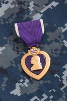 medalla de guerra del corazón púrpura en material de camuflaje azul marino foto
