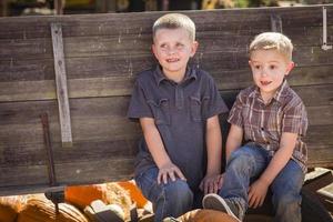 dos niños divirtiéndose en el huerto de calabazas en un día de otoño. foto