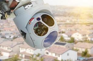 primer plano de la cámara del dron y el módulo de la vaina del sensor sobre el vecindario foto