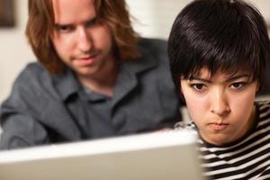 joven y mujer diligente usando una laptop juntos foto