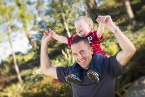 joven riendo padre e hijo piggy back foto