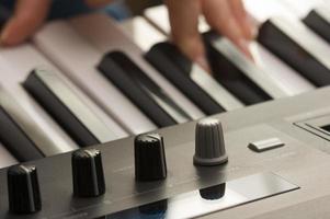 dedos de mujer en teclas de piano digital foto