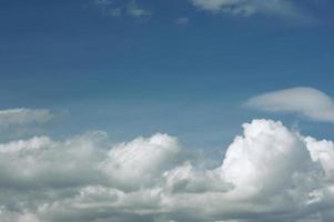 hermoso fondo de nubes tenues foto