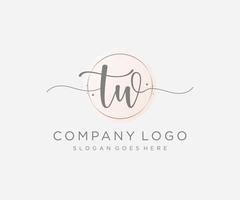 logo femenino inicial tw. utilizable para logotipos de naturaleza, salón, spa, cosmética y belleza. elemento de plantilla de diseño de logotipo de vector plano.