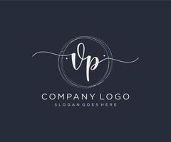 logotipo femenino vp inicial. utilizable para logotipos de naturaleza, salón, spa, cosmética y belleza. elemento de plantilla de diseño de logotipo de vector plano.