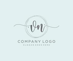 logotipo femenino vn inicial. utilizable para logotipos de naturaleza, salón, spa, cosmética y belleza. elemento de plantilla de diseño de logotipo de vector plano.